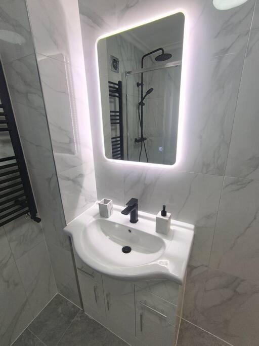Studio Style Room, Near Tooting Broadway Station Лондон Екстериор снимка